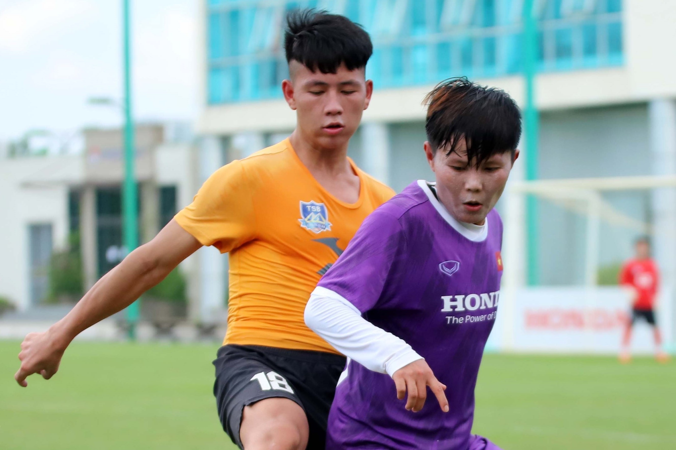 Tuyen nu Viet Nam giao huu voi doi futsal nang khieu hinh anh