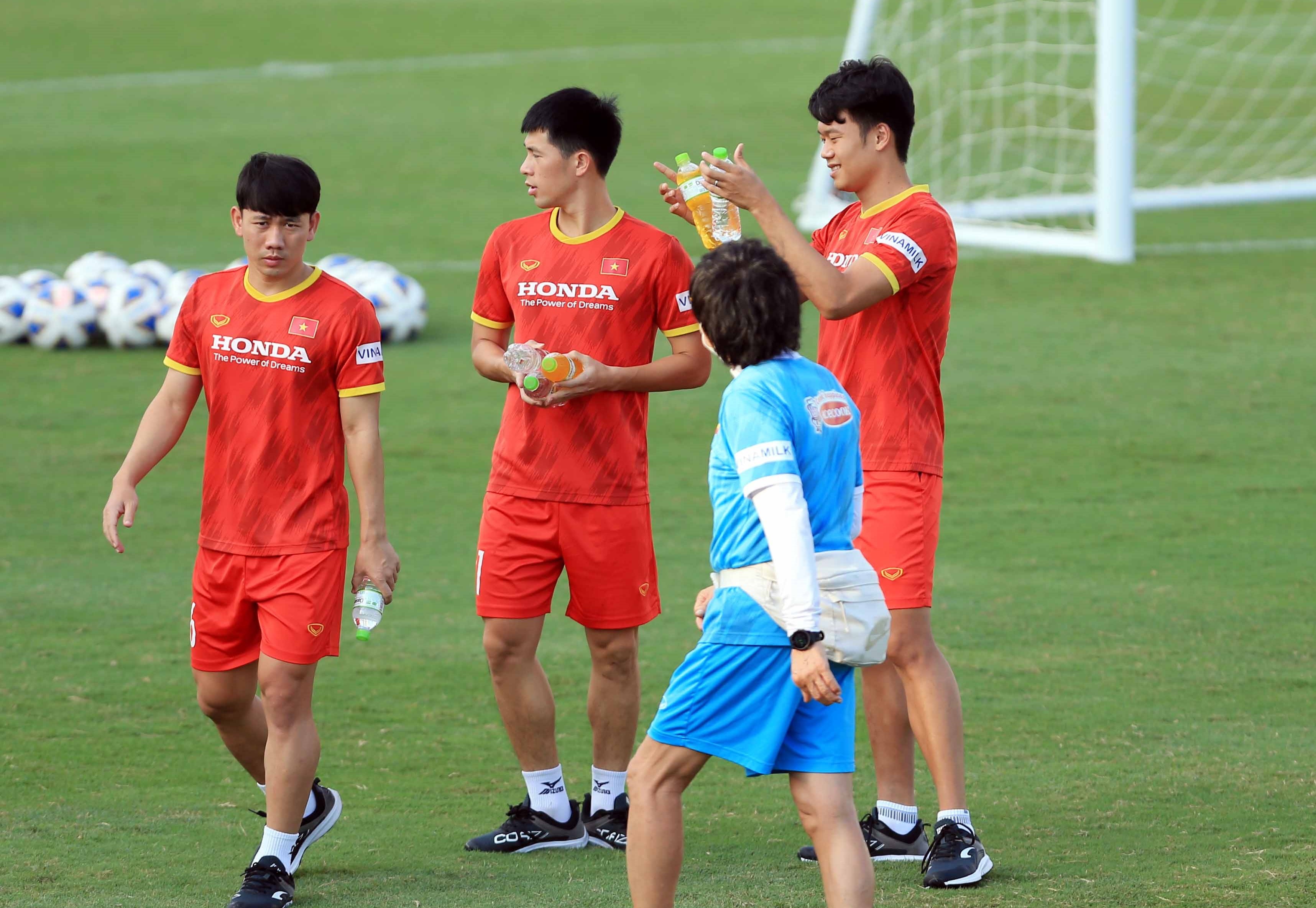 Dinh Trong tro lai truoc ngay tuyen Viet Nam len duong anh 1