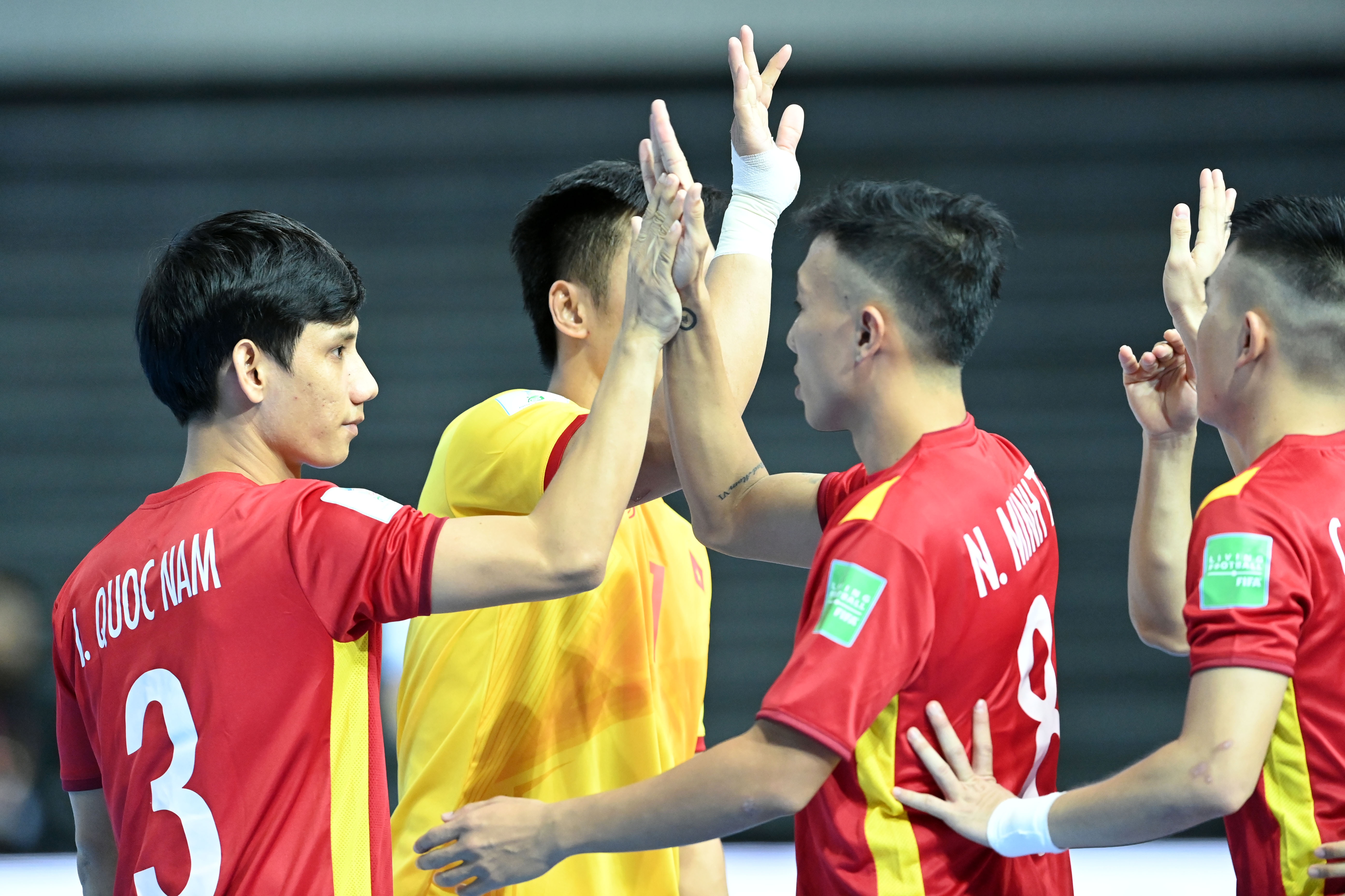 HLV Quang Minh: 'Doi futsal Viet Nam phai quen that bai truoc Brazil' hinh anh