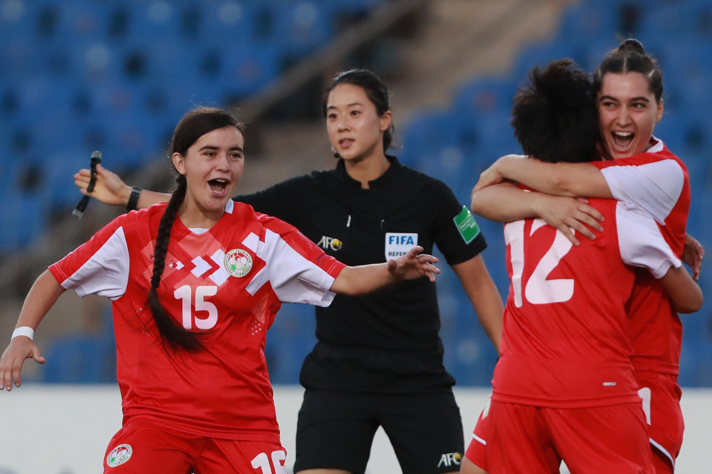 HLV Mai Duc Chung: 'Tuyen nu Tajikistan co tam voc tot' hinh anh