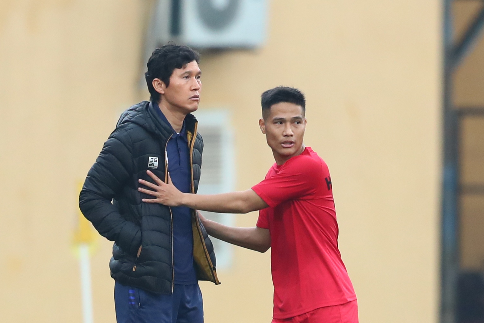 HLV doi Ha Noi lao vao san bao ve hoc tro hinh anh