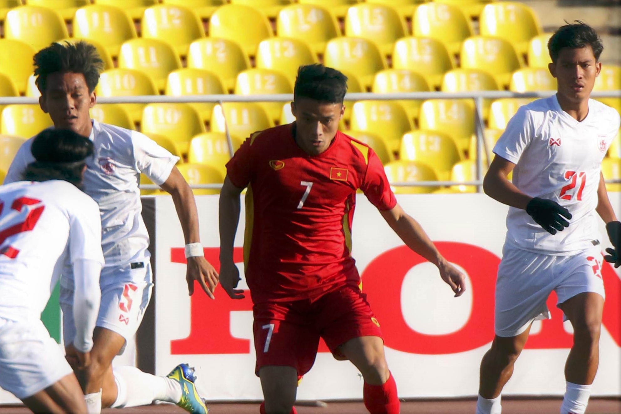 BLV Quang Tung: Cau thu U23 Viet Nam phai bo cach da thieu van minh hinh anh