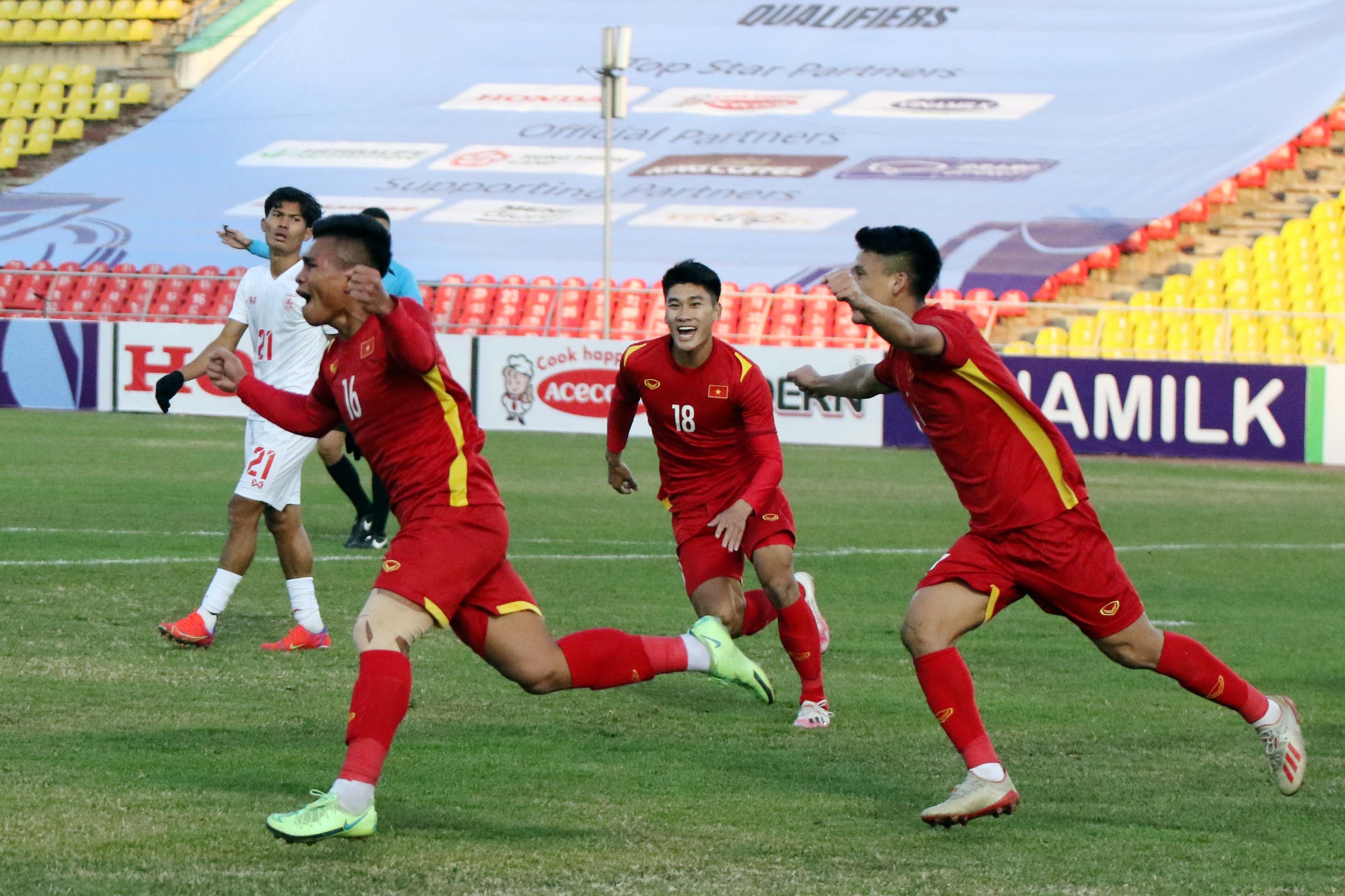 BLV Quang Tung: 'Cau thu Viet phai bo cach da thieu van minh' anh 2