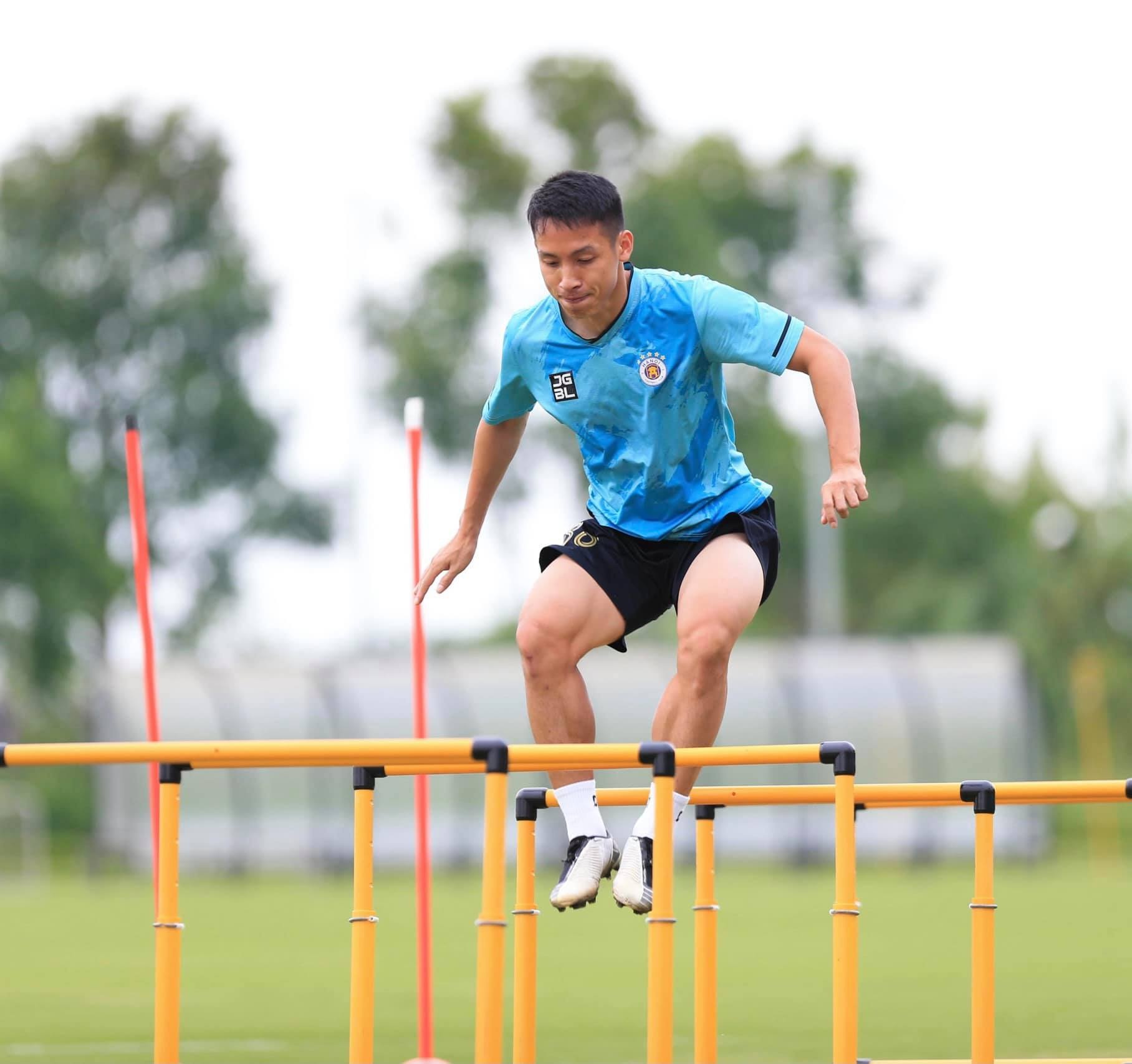 HLV Park Hang-seo danh rat nhieu quan tam cho Hung Dung tu thoi diem anh dinh chan thuong. Anh: VFF. anh 1