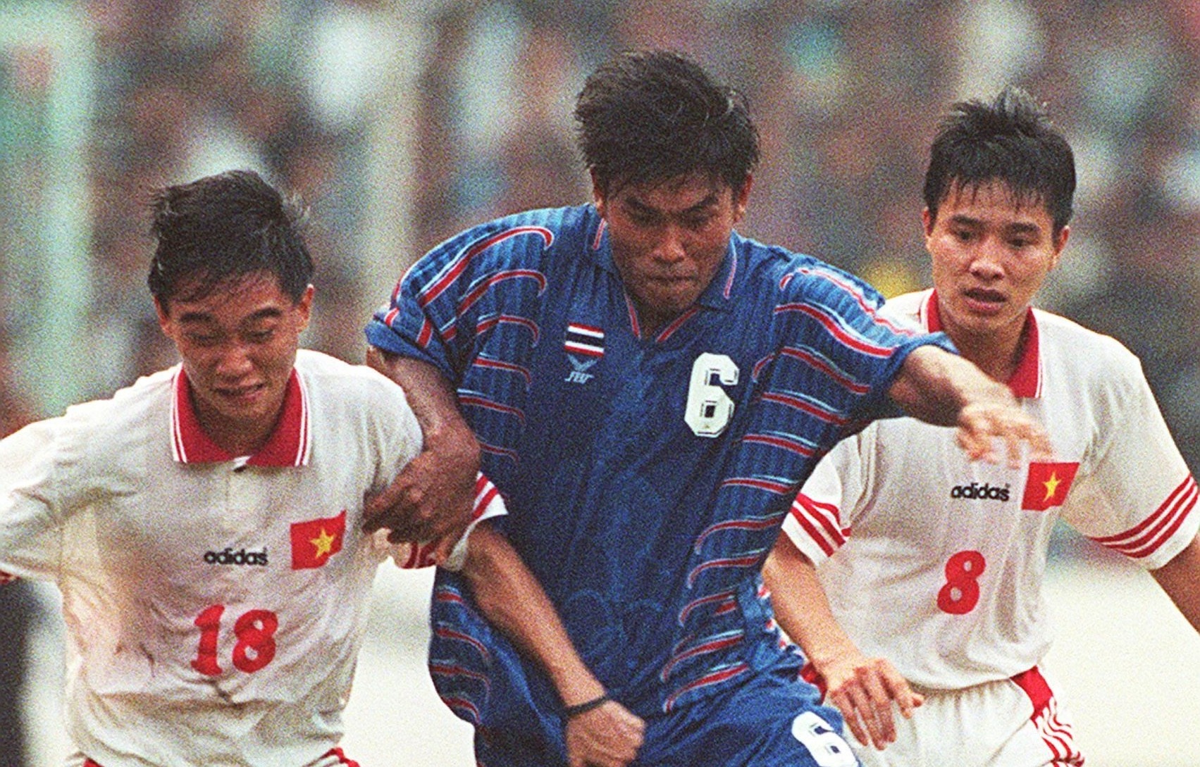 Thai Lan tung muon tranh Viet Nam o ban ket Tiger Cup 1998 hinh anh