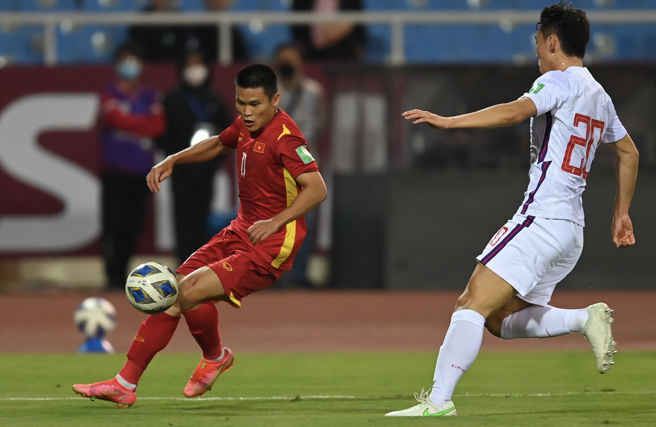 Cham diem doi tuyen Viet Nam: Hung Dung noi bat anh 11