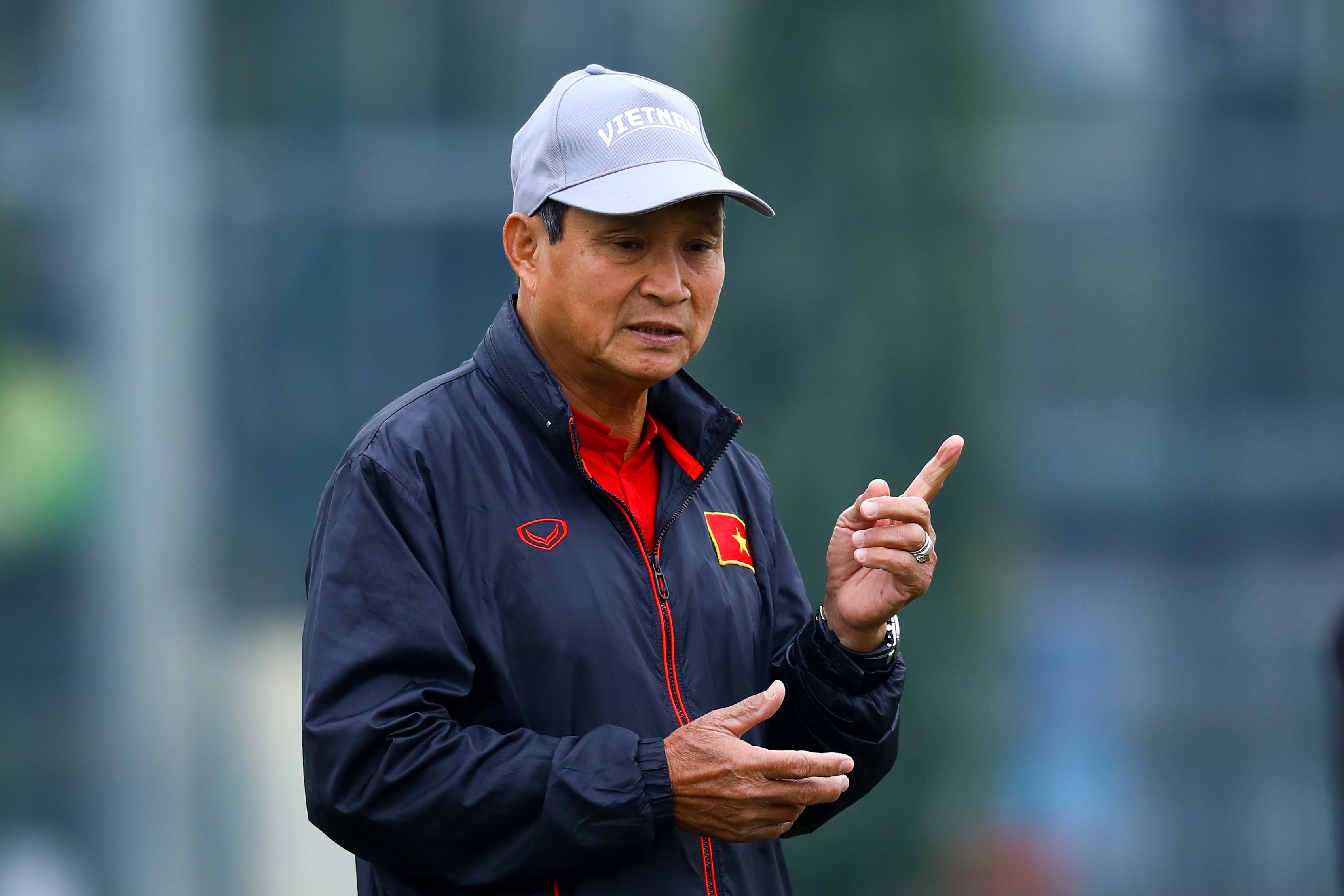 HLV Mai Duc Chung: 'Co cau thu khong tho duoc, cu chay la nga' hinh anh