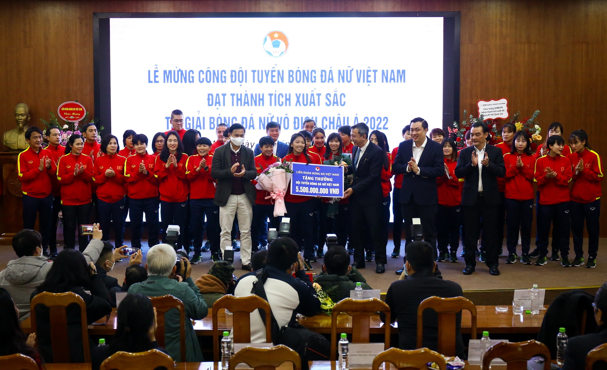 Tuyen nu Viet Nam duoc tang oto va mi goi anh 1