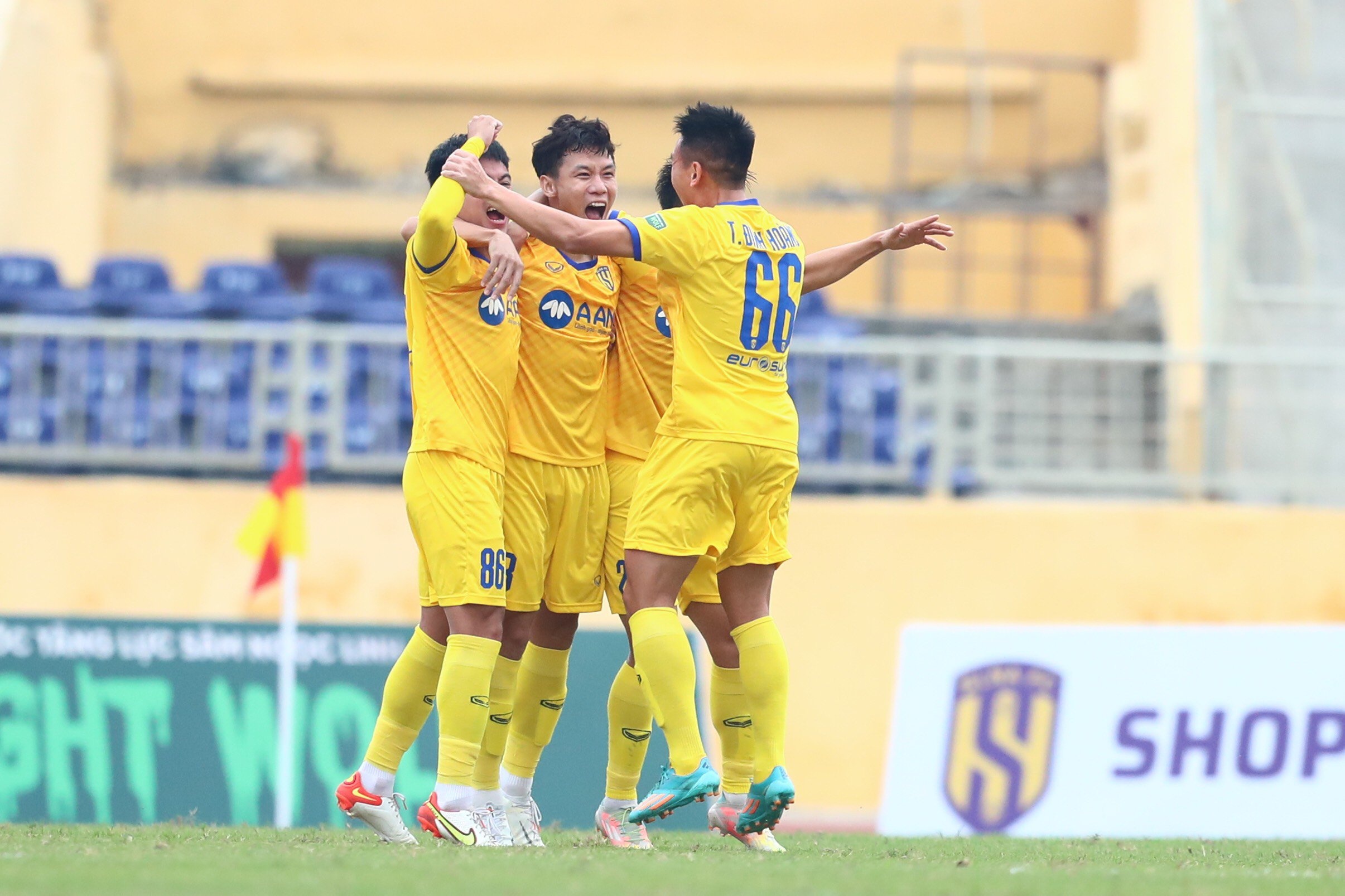 Phan Van Duc va Que Ngoc Hai nhuong nhau bang doi truong anh 2