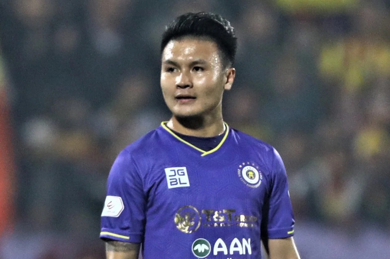 HLV Van Sy: 'Gia cua Quang Hai la cao neu o V.League' hinh anh