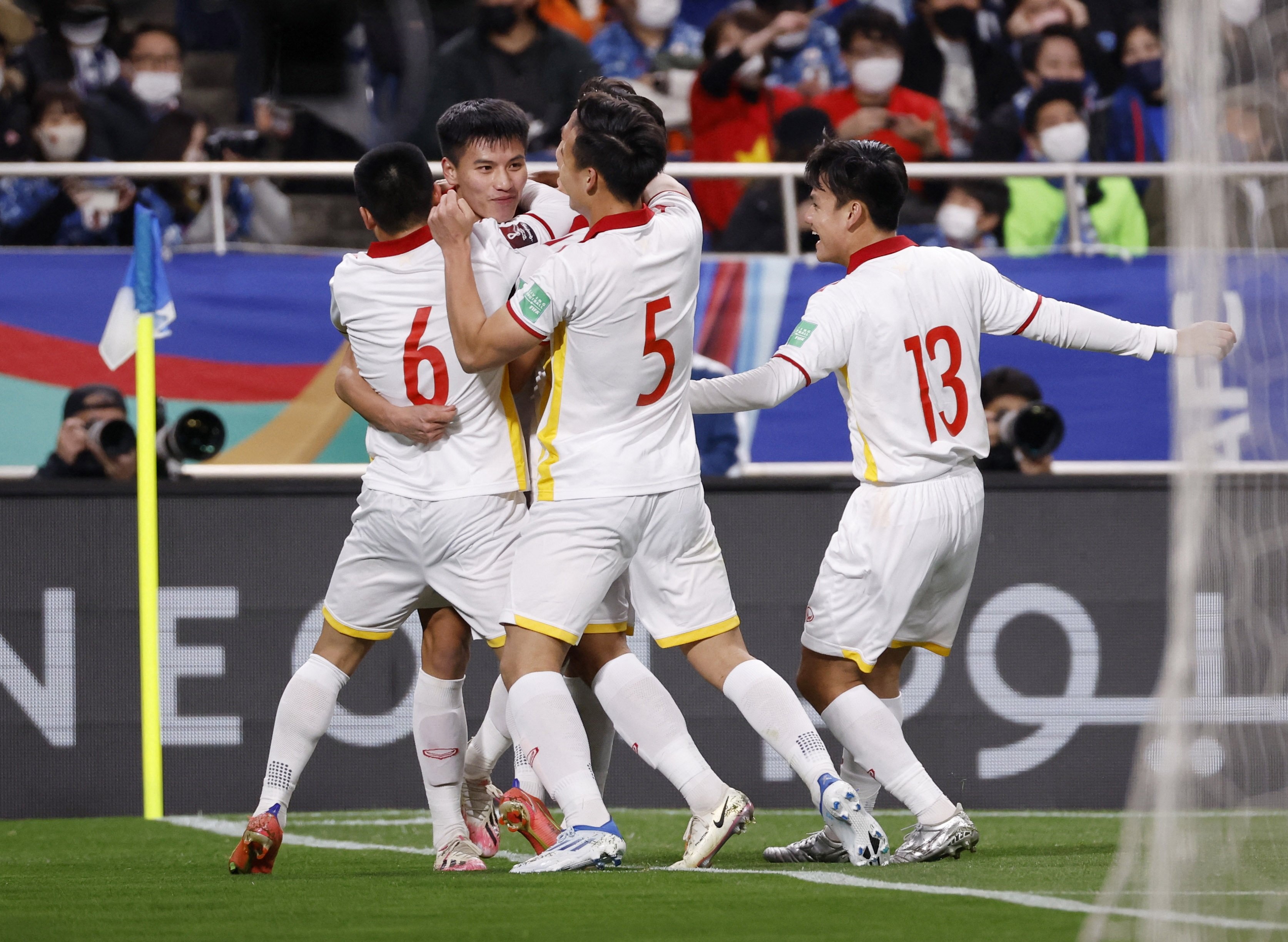 Nguyen Thanh Binh dung day toa sang tu vung bun lay anh 2