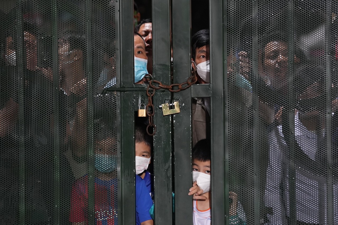 Nhieu CDV xem tran U23 Thai Lan - Malaysia qua khe cua hinh anh