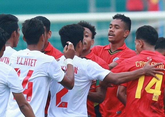U23 Timor Leste xo xat voi doi thu o tran thua thu 2 tai SEA Games 31 hinh anh