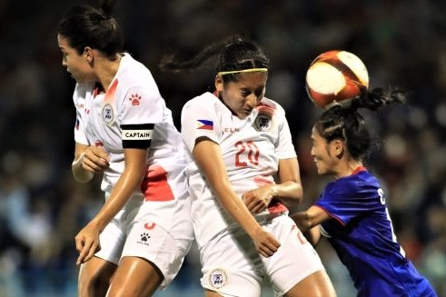 Hoan tran dau o mon bong da nu SEA Games 31 vi thoi tiet hinh anh