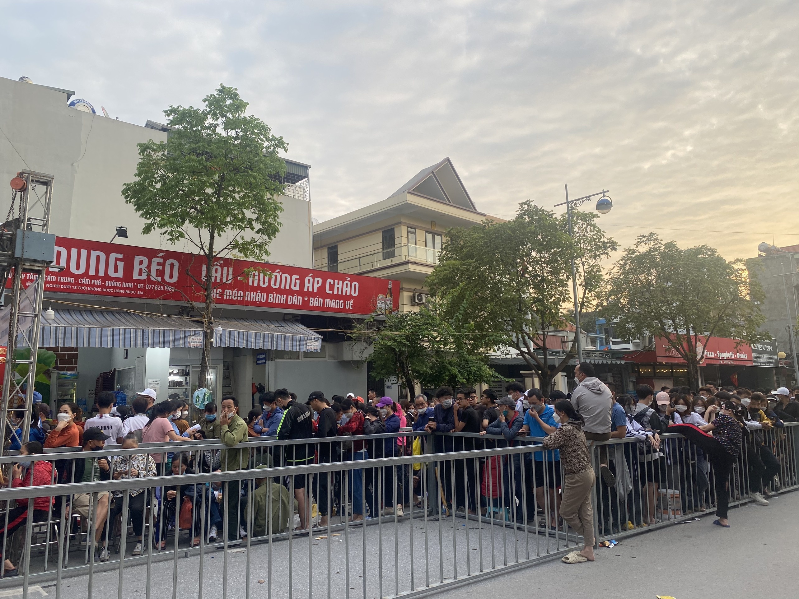 Xep hang tu nua dem cho lay ve xem tuyen nu gap Myanmar anh 1