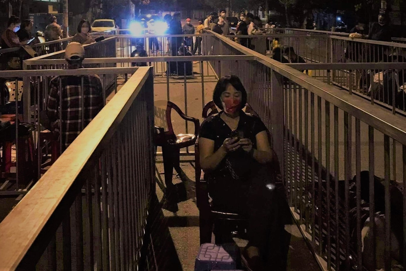 Xep hang tu nua dem cho lay ve xem tuyen nu Viet Nam gap Myanmar hinh anh