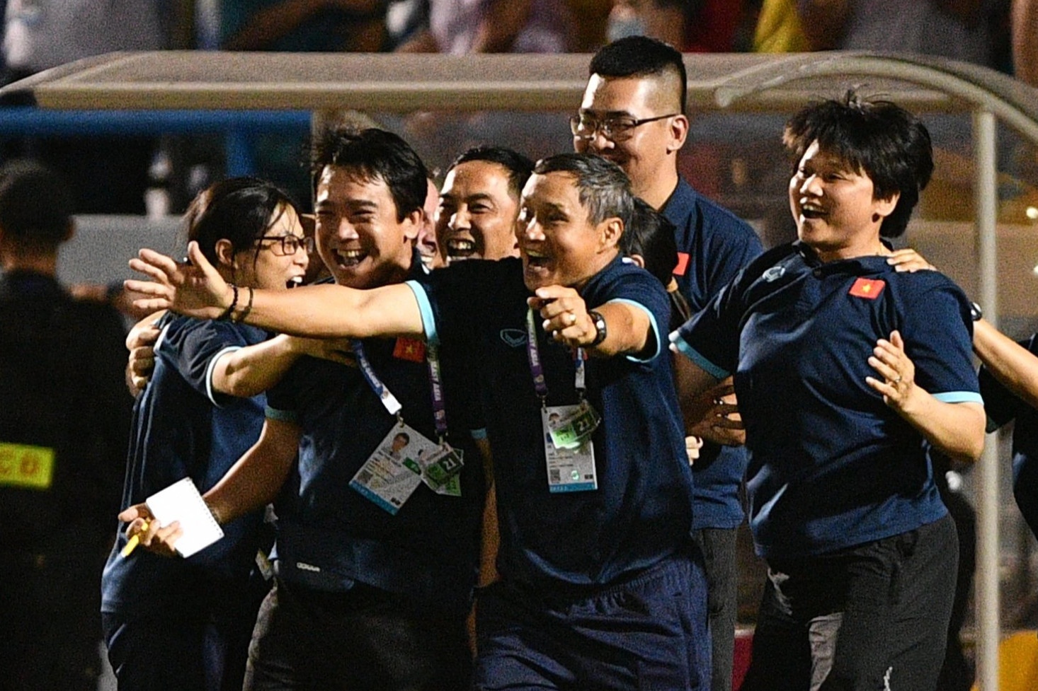 HLV Mai Duc Chung: 'Luc nay, hay de chung toi sung suong da' hinh anh