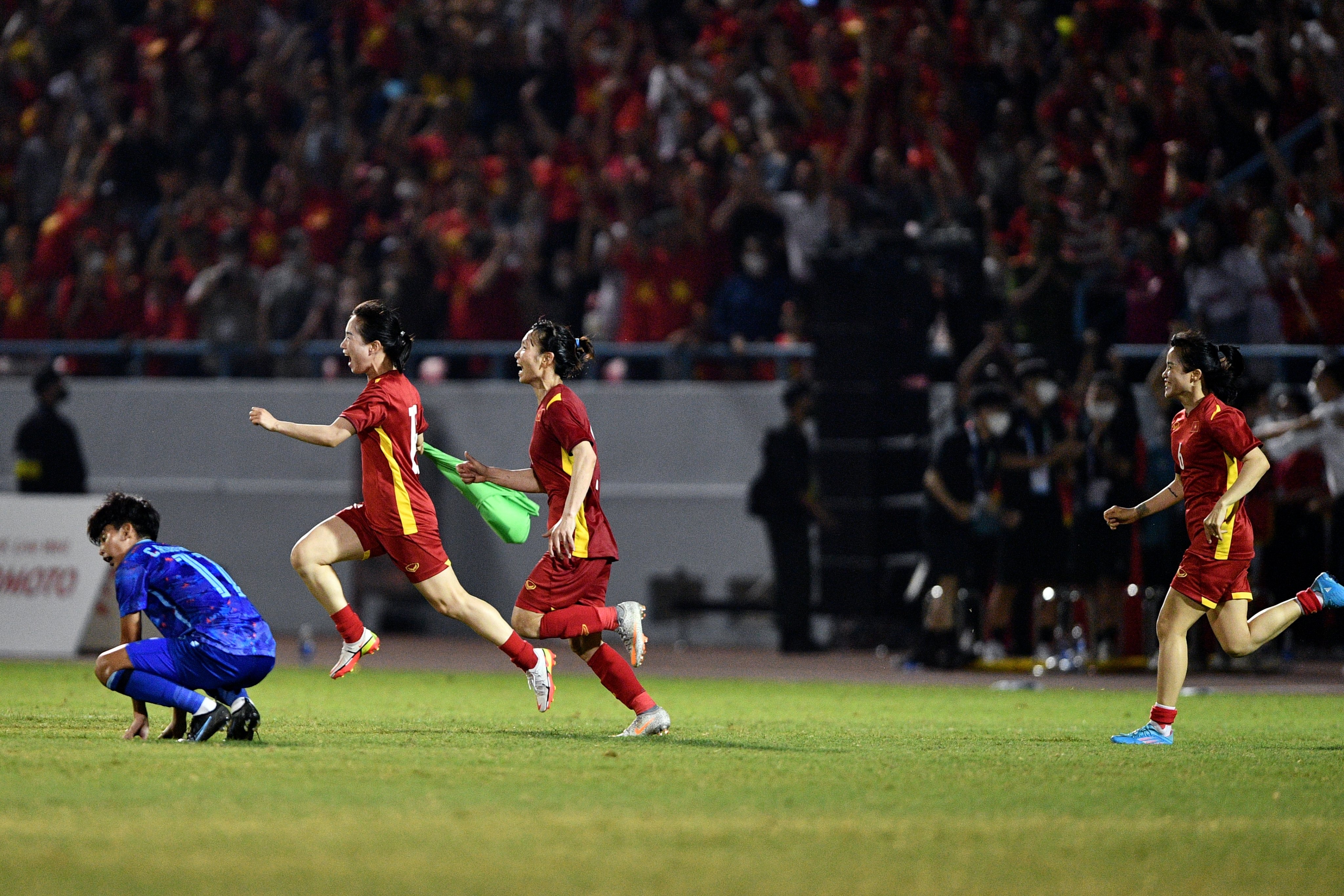 Tuyen nu Viet Nam duoc moi sang Phap da giao huu anh 1