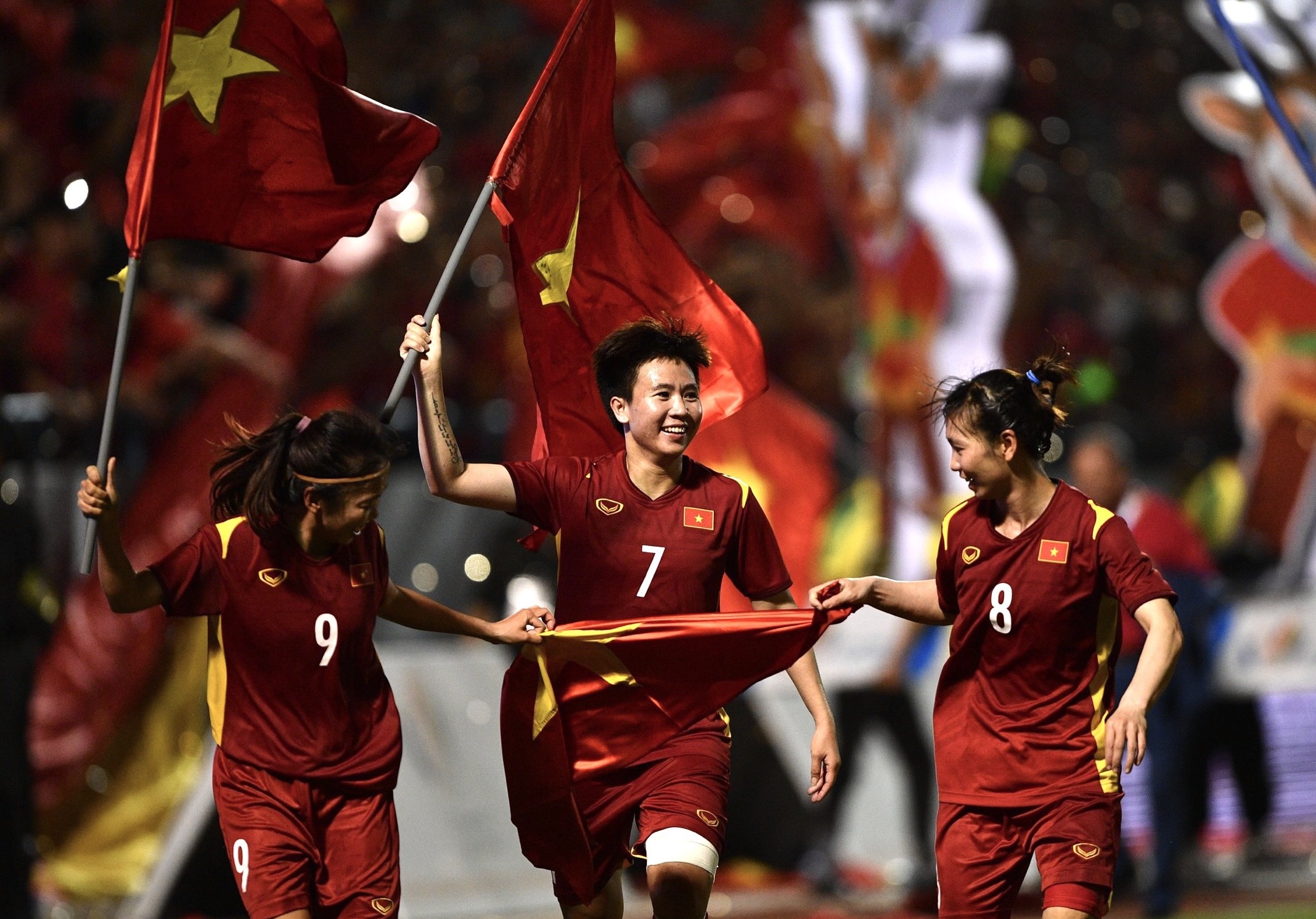 Tuyen nu Viet Nam duoc moi sang Phap da giao huu hinh anh