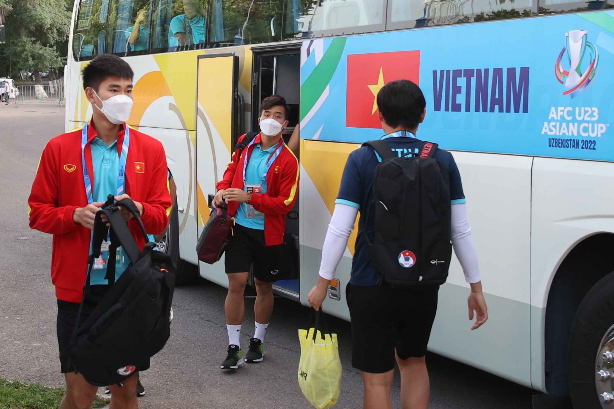 U23 Viet Nam di chuyen hon mot ngay de ve nuoc hinh anh