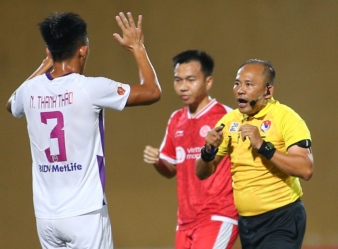 HLV CLB Viettel: 'Neu muon bong da phat trien, trong tai nen thay doi' hinh anh