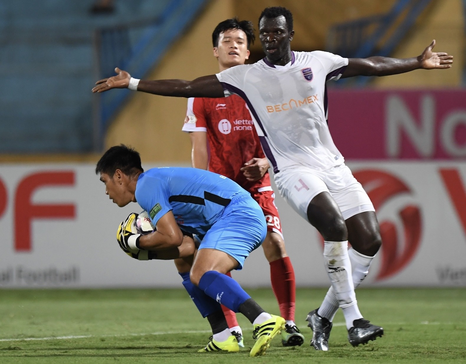 HLV Han Quoc: 'Neu muon bong da phat trien,  trong tai nen thay doi' anh 2