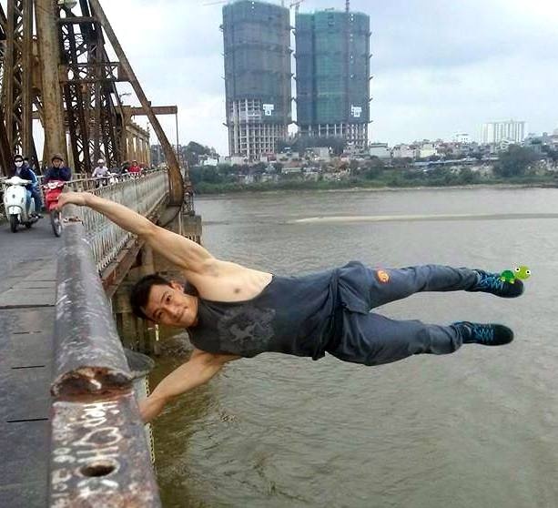 Du thanh cau Long Bien, chang trai duoc goi la 'Superman' hinh anh