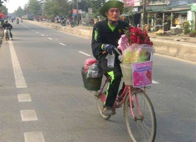 Chang trai Nam Dinh dap xe hon 1.000 km tang hoa cho ban gai hinh anh