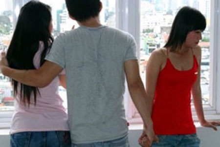 Thieu nu dan vat vi tinh tay ba voi nguoi co vo hinh anh