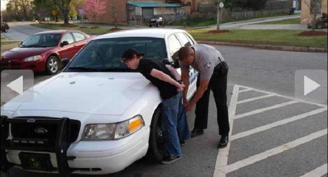 Cha mẹ bạn sẽ sững người khi họ nhận được bức hình bạn bị công án tóm. Ảnh: Parentdish.