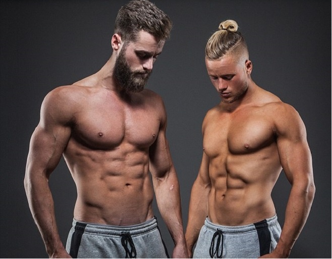 James and Tom Exton là cặp sinh đôi đến từ tây nam London (Anh). Họ hiện được xem như anh em có hình thể hấp dẫn nhất trên cả nước.