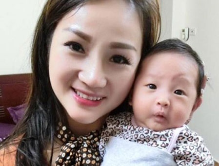 Chuyen doi cua ba ngoai U40 trong clip nhay o bar hinh anh