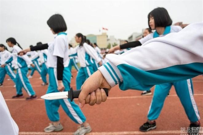 Khóa học quân sự đặc biệt bắt buộc ở Trung Quốc. (ảnh: Shanghaiist)