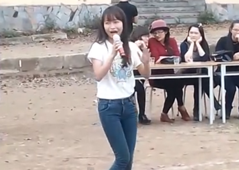 Clip co giao tuong lai hat nhu ca si hut 500.000 luot xem hinh anh