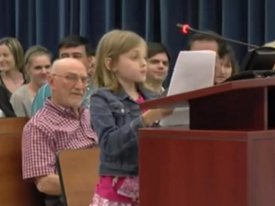 Co be 9 tuoi phan doi ky thi vi gay ap luc hinh anh