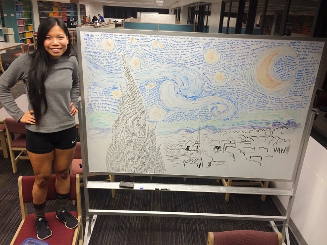 Vân bên bức tranh Starry Night của mình. Bức tranh được làm bằng các ghi chú của bộ môn Sinh học