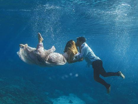 Bo anh cuoi duoi bien sau cua cap doi tho lan hinh anh