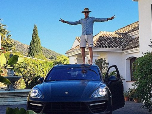 Cuoc song xa hoa cua chang trai so huu hang loat sieu xe hinh anh