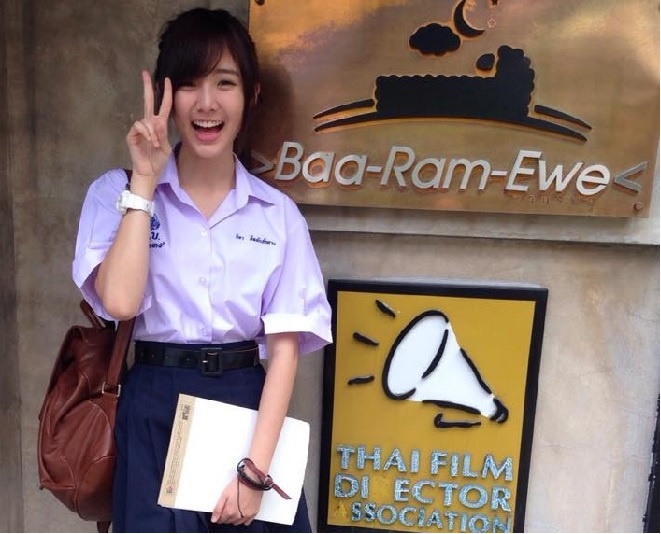 Trong trang phục học sinh Thái Lan, Nenezsnp trông thật trẻ trung. Ảnh: Facebook.