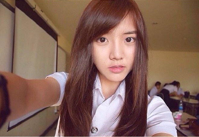 Mặt mộc của cô nàng cũng “không tỳ vết”. Ảnh: Facebook.