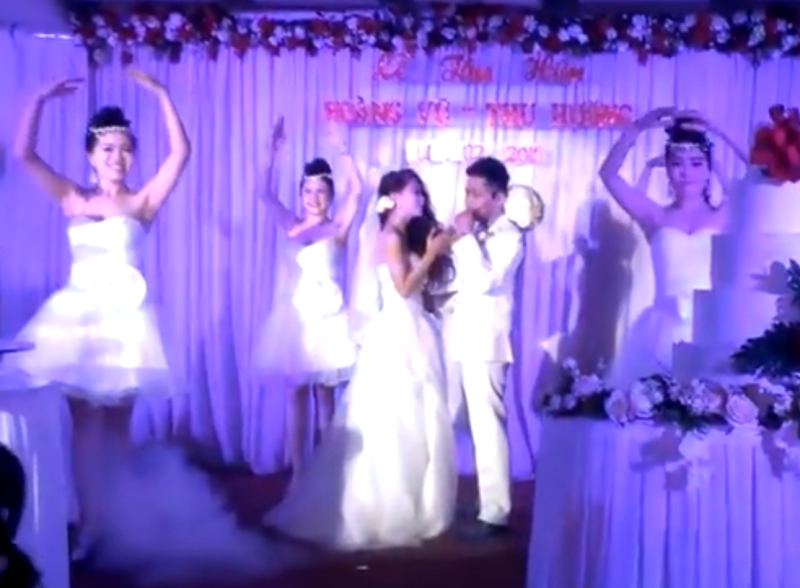 Clip co dau - chu re hat hay nhu thu am gay tranh cai hinh anh