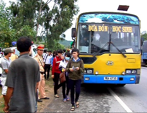 Dua don hoc sinh bang xe het han su dung hinh anh