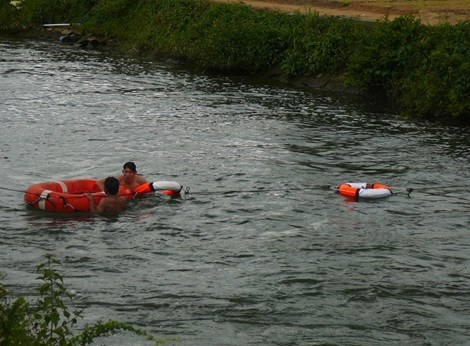 Nu sinh mat tich tren duong di hoc ve hinh anh