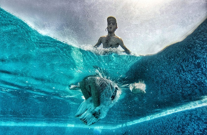 Đối với anh, nhiếp ảnh là phương tiện thể hiện bản thân. Những bức ảnh của anh toát lên vẻ tinh nghịch và ưa mạo hiểm.