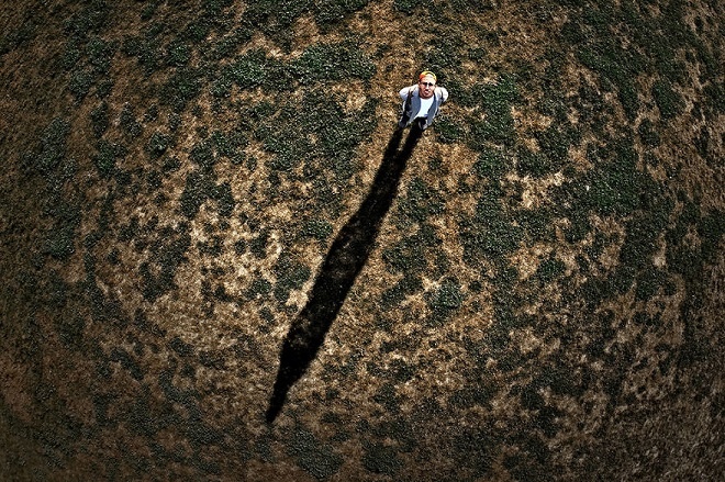 Chỉ với một chiếc máy ảnh và những công cụ hỗ trợ đơn giản, những bức hình của Ari gây ấn tượng mạnh.