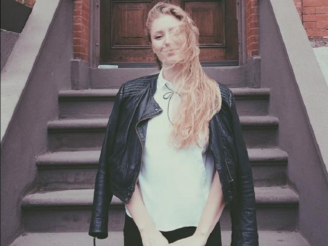 Co gai mac mot bo quan ao suot 3 nam hinh anh