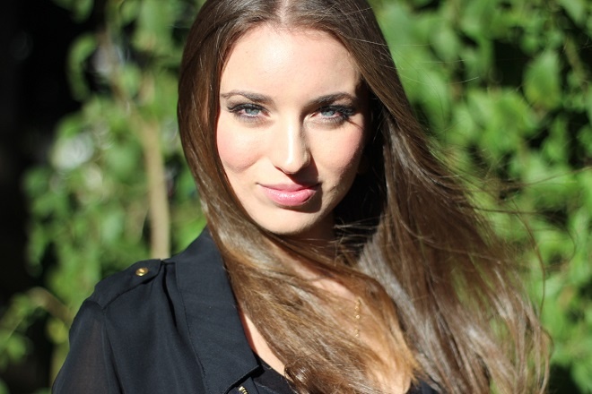 Cô gái làm việc ít nhất 30 tiếng/tuần. Cô mang về không dưới 8.000USD/tháng. Ảnh: Jules Inspired.