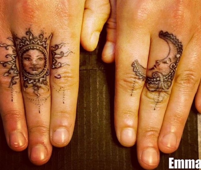 Xăm nối các ngón tay thể hiện sự sáng tạo không ngừng.