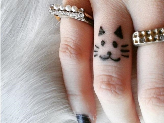 Theo Bustle, hình xăm đầu tiên của nhiều người thường bắt đầu ở vị trí ngón tay. Các bạn nữ dùng những hình xăm nhỏ nhắn thay nhẫn trang trí.