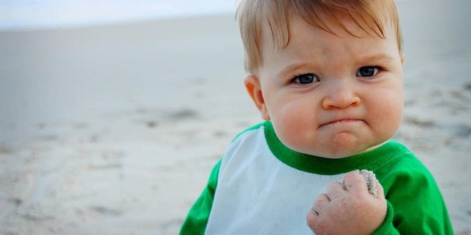 Bức ảnh chụp Sam Griner lúc 11 tháng tuổi nghịch cát ngoài bãi biển lan truyền khắp thế giới mạng. Cậu bé nổi tiếng với cái tên “Success Kid” – đứa trẻ thành công.